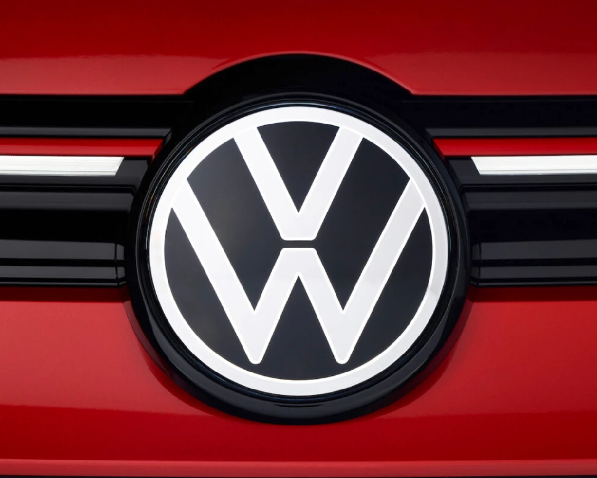 Volkswagen v rdečih številkah: kako prebrati signale in ukrepati zdaj