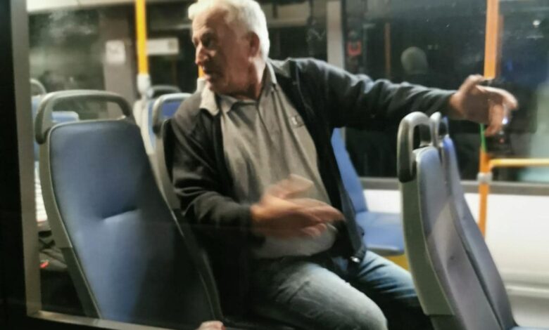 Pripor za 67-letnika zaradi nadlegovanja deklice na avtobusu: sodnik ukrepal takoj