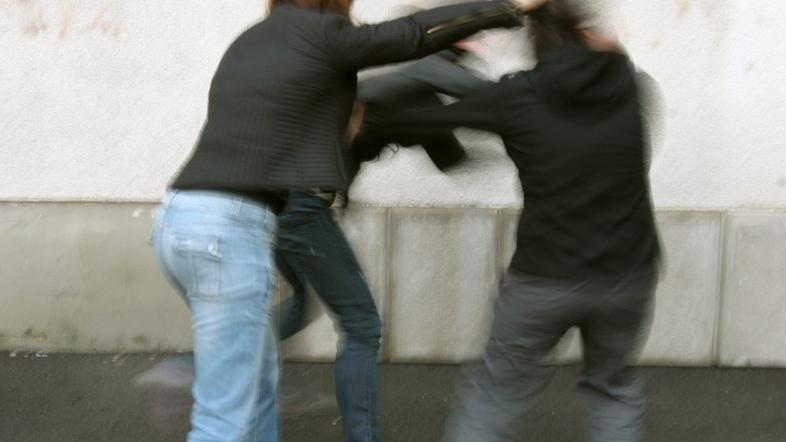 Rop pri športnem igrišču v Novem mestu: mladoletniki obkolili in napadli moškega