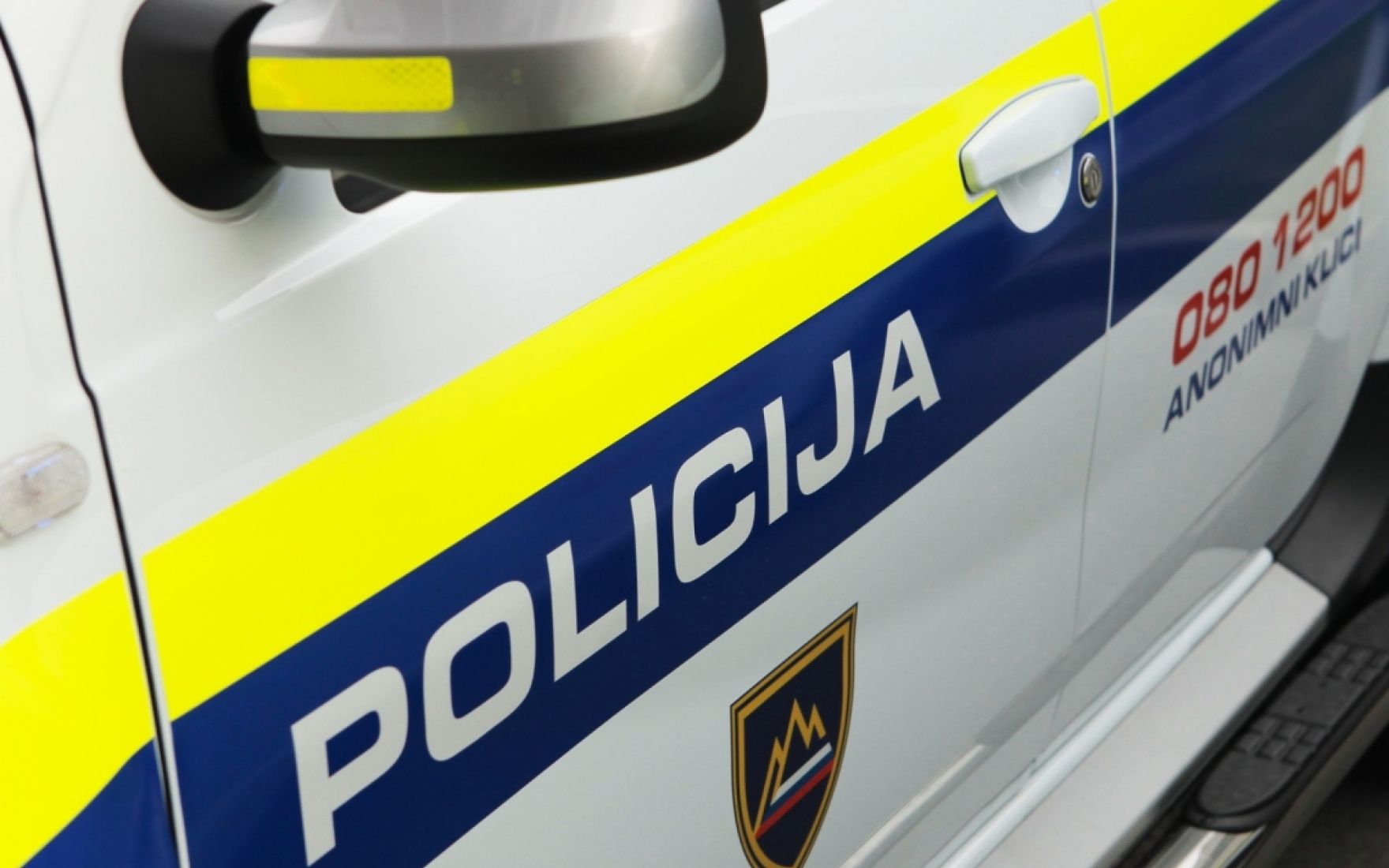 Rop pri športnem igrišču v Novem mestu: mladoletniki obkolili in napadli moškega